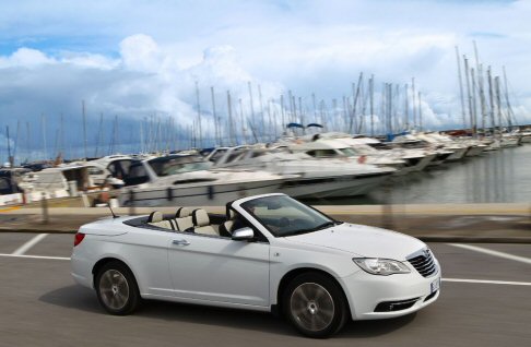 Lancia  - L’atmosfera di a bordo aspira a conquistare chi ricerca in una vettura esclusività, tecnologia e gusto.  width=
