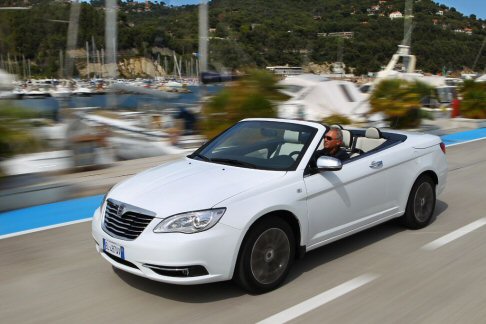Lancia  - Prodotta nello stabilimento di Sterling Heights, nello Stato del Michigan (USA), la Flavia interpreta, secondo gli stilemi del marchio italiano, la presentazione sul mercato europeo del modello Chrysler 200 Covertible. width=