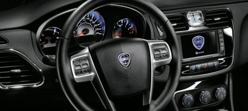 Lancia - Versione definitiva e disponibile nelle concessionarie già a partire dal mese di marzo, la nuova Flavia Cabrio interpreta il modello Chrysler 200 con la presenza, sotto la pelle, del propulsore a benzina 2,4 litri da 175 CV. width=