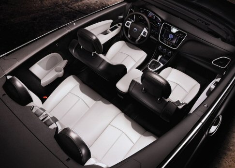 Lancia - I flash di Ginevra potranno immortalare due versioni.La prima proposta nella colorazione Bright White con interni in pelle pregiata bicolore nero/bianca, mentre la seconda adotta la verniciatura Mineral Grey ed interni in pelle nera. width=