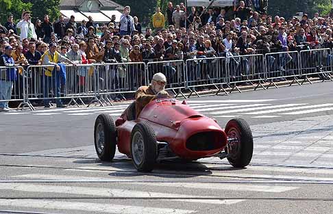 Red Bull - Lancia Marino del 1953 con pilota Gigi Brandoli width=
