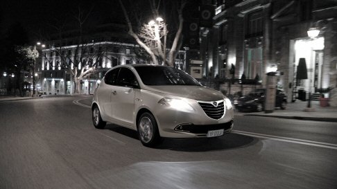 Lancia - Il panorama presentato da Lancia è eclettico ed include il segmento B con la Ypsilon, passando dalle medie (Delta), per giungere a quello delle ammiraglia (Thema), dei Large MPV (Voyager) e delle convertibili di segmento D (Flavia). width=