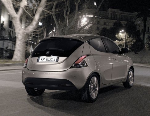 Lancia - Sulla passerella sfila anche la nuova Lancia Ypsilon, presentata in tre esemplari: Gold 1.3 Multijet da 95 CV, Platinum 0.9 TwinAir da 85 CV con cambio robotizzato e 1.2 da 69 CV Black&Red.  width=