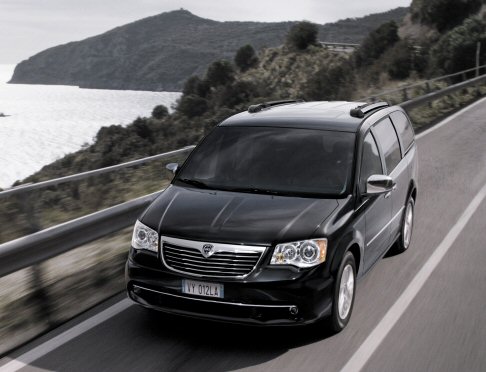 Lancia - Troviamo anche la Lancia Voyager Platinum equipaggiata con il turbo diesel 2.8L da 163 CV Euro5, punto di riferimento nel segmento dei grandi monovolume. width=