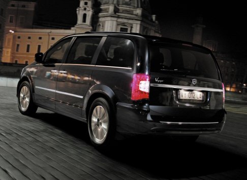 Lancia - A seconda dei mercati, la gamma di Lancia Voyager è composta da tre allestimenti (Silver, Gold e Platinum) e due propulsori: il turbo diesel 2.8L da 163 CV Euro5 e il benzina 3.6L V6 Pentastar da 283 CV. width=