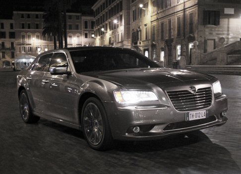 Lancia - Spazio anche per Lancia Thema presente nell’allestimento top di gamma Executive ed equipaggiata con il potente 3.0L V6 Multijet da 239 CV abbinato a un cambio automatico a 5 rapporti. width=