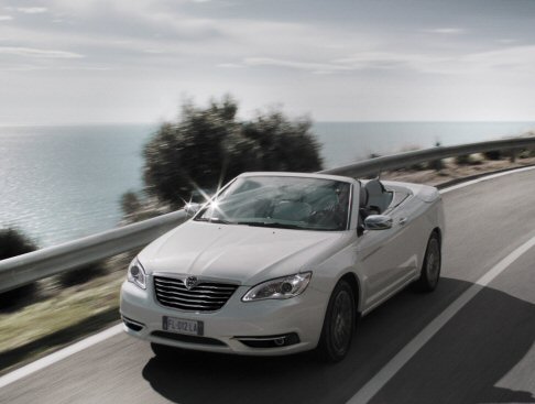 Lancia - Quintessenza del piacere di guida “open air” con 4 posti veri, Lancia Flavia è proposta in abbinamento al brillante propulsore a benzina 2,4 litri da 170 CV con cambio automatico a 6 marce.  width=