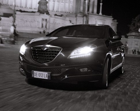 Lancia - Completa il parterre una Lancia Delta Gold 1.6 Multijet da 120 CV Selectronic Euro 5, l’ammiraglia compatta presentata a Ginevra nel 2008. width=