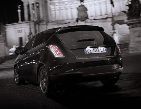 Lancia - Lancia Delta rappresenta il modello di svolta del marchio che ha introdotto un nuovo concetto nel segmento C, racchiudendo in soli 4 metri e mezzo lusso e spazio interno di categoria superiore. width=