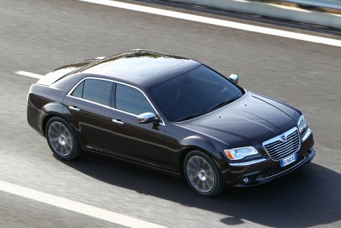 Lancia - Lunga 5 metri, alta 1,5 metri e larga 1,9 metri, con un passo di 3 metri, la Thema nasce sulla base della nuova Chrysler 300 width=