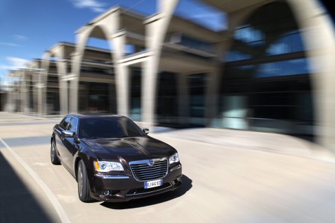 Lancia - Lancia Thema è la prima ammiraglia globale che fonde expertise e funzionalità del marchio Chrysler, con il tocco Made in Italy  width=