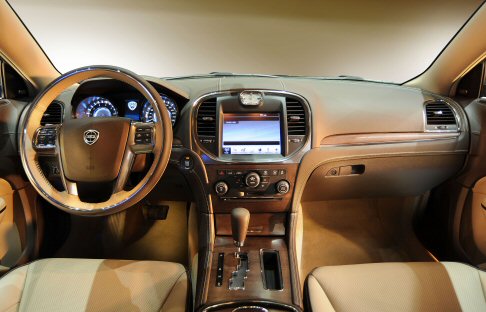 Lancia - Lancia Thema offre un abitacolo che appare un vero e proprio salotto, impreziosito da materiali di qualità width=