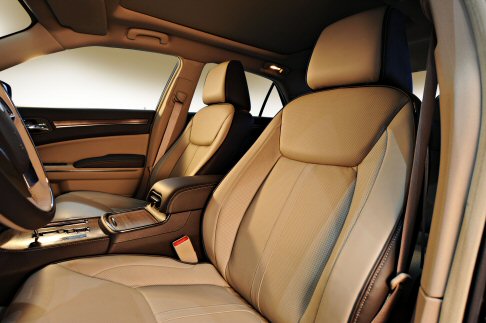 Lancia - Thema offre anche il tettuccio apribile e il sistema U-Connect con touch-screen da 8,4 pollici. width=