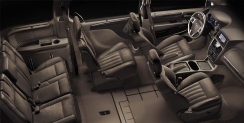 Lancia - Lancia Voyager espone gli allestimenti Silver e Platinum con il debutto di due nuovi tonalità, Cashmere Pearl e True Blue. width=