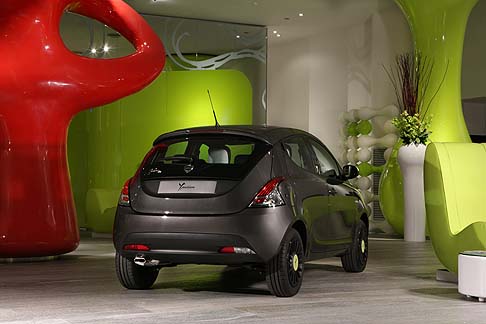 Lancia - Per il modello Lancia Ypsilon Elefantino è stata studiata una specifica collezione realizzata da Mopar®, che propone gli occhiali di Italia Independent in versione unique edition for Ypsilon Elefantino e molti altri prodotti width=