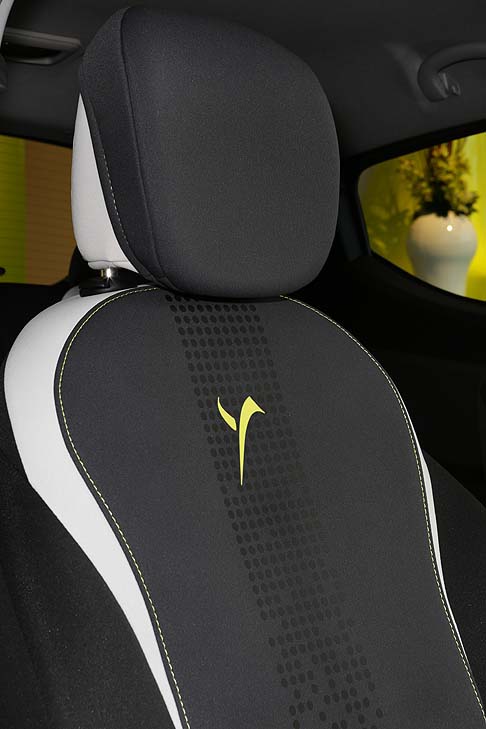 Lancia - Sul mercato italiano la Ypsilon Elefantino 2014 verrà proposta a partire da 10.450 euro, completa di dotazioni come il climatizzatore, la radio con lettore CD e MP3 o le 5 porte . width=