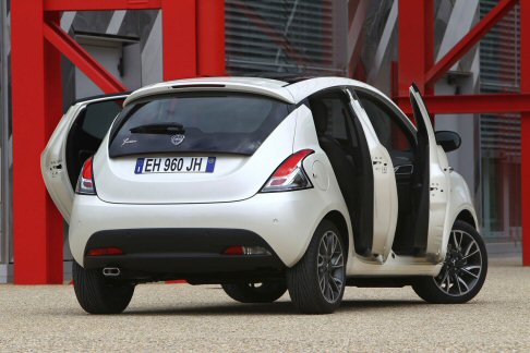 Lancia - lancia ypsilon portiere aperte width=