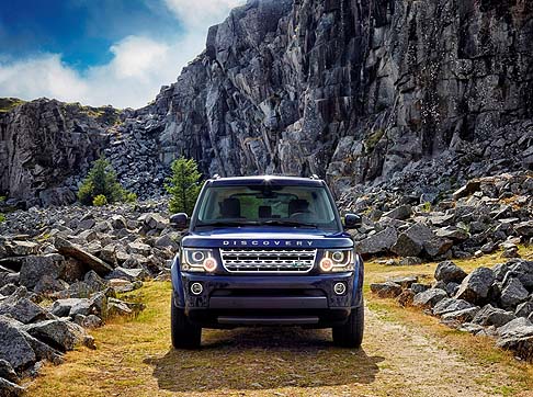 Land Rover - Completamente rinnovata per affrontare le difficili sfide del mercato, la nuova Land Rover Discovery MY2014 si presenta con un nuovo look, nuovi stemmi, un nuovo propulsore V6 a benzina, nuove tecnologie per il risparmio del carburante. width=