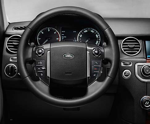 Land Rover - Tra le dotazioni presenti su entrambi i modelli troviamo l'opzionale Land Rover InControl Apps che si abbina al sistema di infotainment esistente.