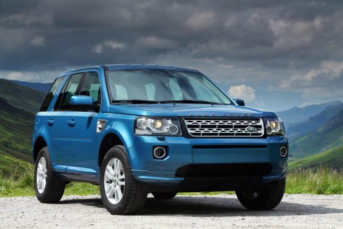 Land Rover - Land Rover Freelander 2 si aggiorna promettendo più comfort e piacere di guida. I livelli di equipaggiamento risultano aggiornati, mentre l’offerta di motori diesel evoluti contribuisce a rendere questo SUV ancora più efficiente e appetibile. width=