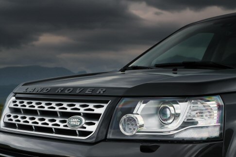 Land Rover - Proveniente dalla Evoque, il nuovo motore quattro cilindri benzina Si4 turbocompresso manda in pensione il precedente SI6 a sei cilindri, garantendo più leggerezza. width=