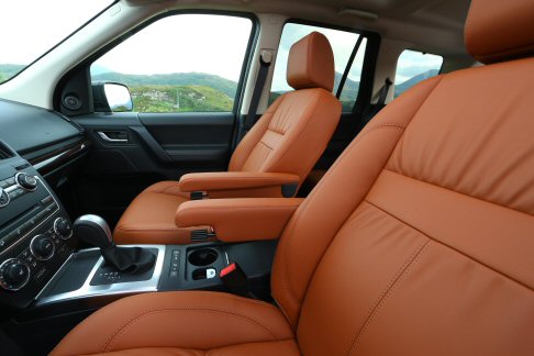 Land Rover - Più ricca la configurazione Dynamic, mentre il top di gamma HSE offre in più le finiture interne in legno, tetto apribile panoramico, funzione Memory per il sedile del conducente e specchi retrovisori e il 825W Meridian sistema surround sound audio.  width=
