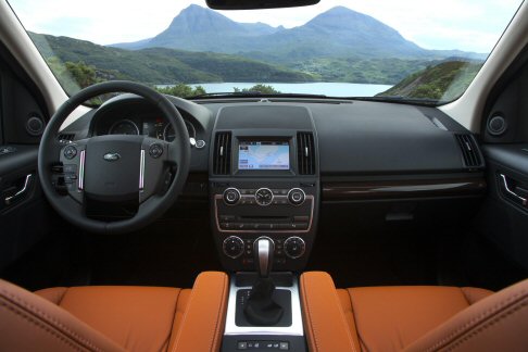 Land Rover - L’extra lusso HSE LUX aggiunge un tocco speciale proponendo sedili in pelle Windsor, finitura laccata Grand Black, tappeti premium e da cerchi 19 pollici Diamond Turned.  width=