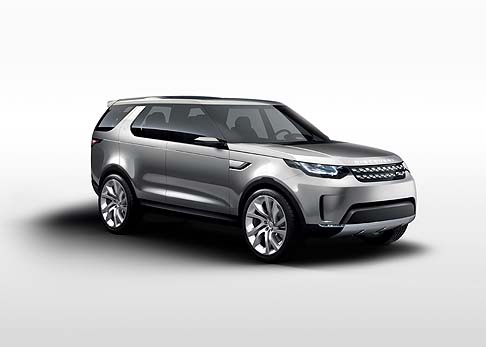Land Rover - Land Rover svela durante un evento svoltosi a bordo del Centro Esperienze aerospaziale e navale USS Intrepid di Manhattan, il Concept Discovery Vision presentato accanto ad un modello in scala del veicolo spaziale Virgin Galactic. width=