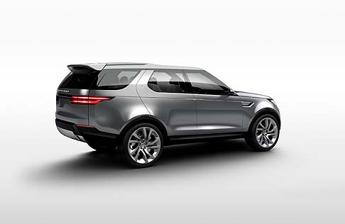 Land Rover - Il Concept Discovery Vision propone elementi stilistici come il tetto a gradino ed i vetri alpini, dedicando una nuova attenzione alla versatilità e al design, attraverso un approccio radicale per dare vita al perfetto SUV per il tempo libero.  width=