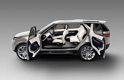 Land Rover - L'interno, spazioso, offre molte caratteristiche innovative, adatte ad ogni stile di vita. Interessante il sistema di configurazione dei sedili. width=