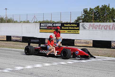 Formula - Le ragazze vicino alla monoposto Lola Dome nella pit line al Challenge del Levante di Binetto width=