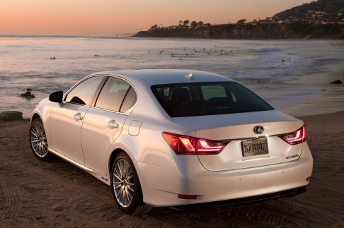 Lexus - La berlina offre un abitacolo progettato per garantire il massimo comfort, mentre la capacità di carico è cresciuta del 60%. width=