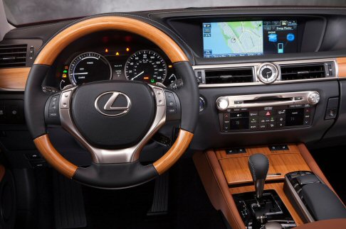 Lexus - La Lexus GS 450h, punto di riferimento della gamma, oltre ad assicurare ottime prestazioni e dinamiche di guida, garantisce consumi ridotti del 23%. width=