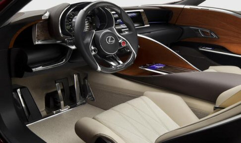 Lexus - A bordo troviamo il sistema touch screen utilizzabile anche a distanza finiture in materiali pregiati (legno e pelle), con inserti in alluminio spazzolato. width=