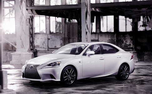 Lexus - In attesa della presentazione ufficiale al Salone di Detroit, Lexus svela in anticipo le immagini della rinnovata berlina IS, la prima equipaggiata con tecnologia Lexus Hybrid Drive, disponibile anche nella versione F SPORT.  width=
