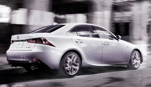 Lexus - Il profilo laterale vede il volume dell’abitacolo concentrarsi soprattutto nella parte posteriore.  width=