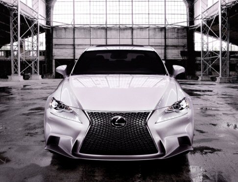 Lexus - Ispirata alla concept LF-CC, la vettura si caratterizza per l’audace design anteriore, sviluppato intorno ad una griglia dalle forme affusolate, offrendo un mix di eleganza e sportività. width=