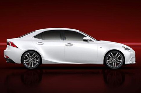 Lexus - Tra gli elementi estetici più interessanti spiccano i gruppi ottici sottolineati dalle Luci di Marcia Diurna (DRL), la cui forma a L è il segno distintivo del brand. width=