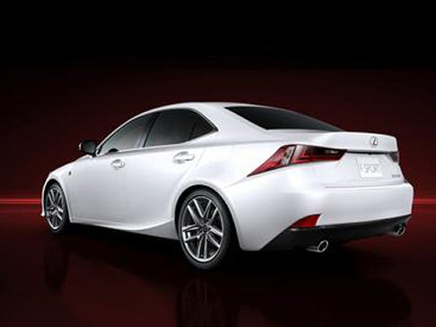 Lexus - L’incremento della larghezza e del passo offre un miglioramento del comfort per i sedili posteriori, e un aumento della capacità del bagagliaio. width=