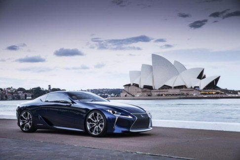 Lexus  - Sotto la elegante vernice blu, la LF-LC offre materiali e tecnologie molto avanzati e un design unico, anticipando gli elementi stilistici della futura gamma Lexus.  width=