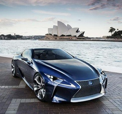 Lexus  - Le luci di coda sono caratterizzate da un’illuminazione interna che regala una sensazione di profondità. width=