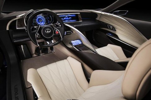 Lexus  - La vettura dispone di un dispositivo touch-screen a distanza che consente di gestire comodamente i controlli. Il doppio schermo LCD da 12,3 pollici offre tutte le informazioni di navigazione necessarie.  width=