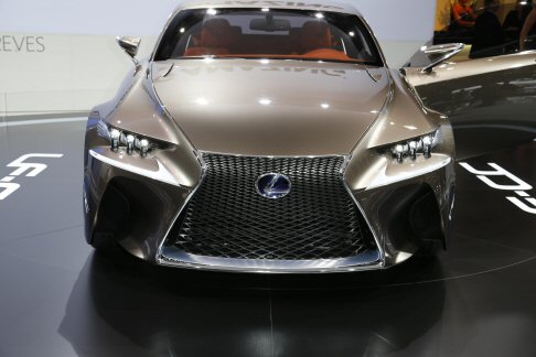 Lexus - Debutta e sorprende per le sue doti stilistiche la nuova Concept Car del marchio di lusso Lexus, che incanta il palcoscenico parigino con la splendida Lexus LF-CC Coupè width=