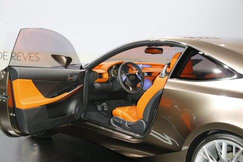 Lexus - Nel frontale spiccano, inoltre, i fari dall’esclusivo design con tre proiettori a LED inseriti tra la superficie inferiore e quella superiore del parafango. width=