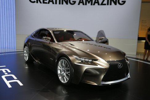 Lexus - Lussuosi e curati, gli interni della LF-CC anticipano l’evoluzione futura della gamma, rappresentando un ulteriore passo evolutivo della filosofia HMI. width=