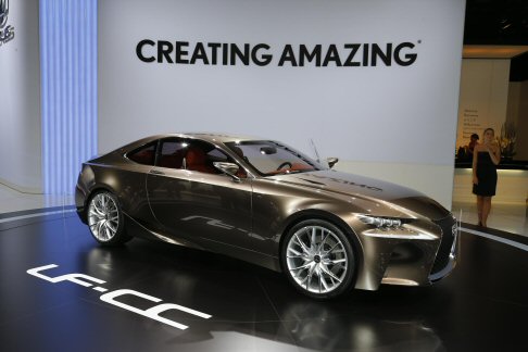 Lexus - La propulsione è composta da un motore benzina 2.5 litri 4 cilindri al fianco di un motore elettrico a magnete permanente e raffreddamento a liquido. width=