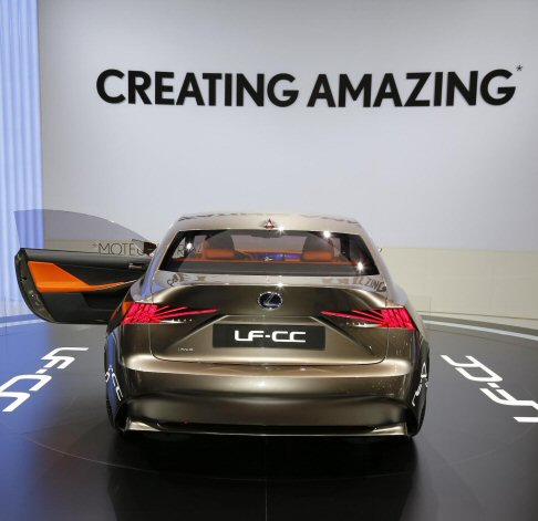 Lexus - Accanto al motore termico e a quello elettrico, il sistema ibrido della LF-CC dispone anche di un generatore, di una batteria e di un dispositivo di ripartizione della potenza. width=