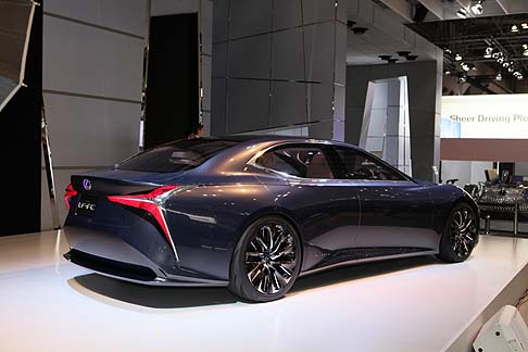 Lexus - Linee aggressive ed eleganti caratterizzano la futura berlina ammiraglia del marchio equipaggiata con un sistema propulsivo ad idrogeno.