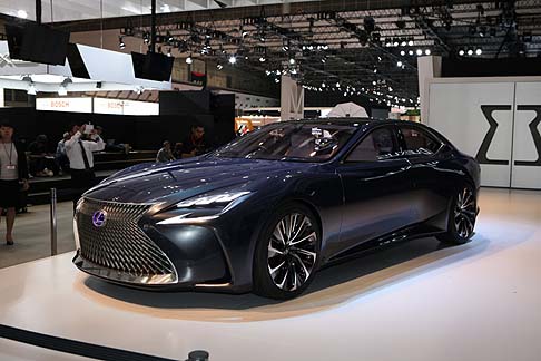 Lexus - Tra le caratteristiche estetiche più rilevanti si nota l’ampia griglia anteriore con un nuovo design della maglia.