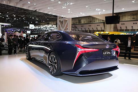 Lexus - L'interno spazioso della LF-FC è stato progettato per avvolgere i suoi occupanti in un ambiente confortevole e futuristico.